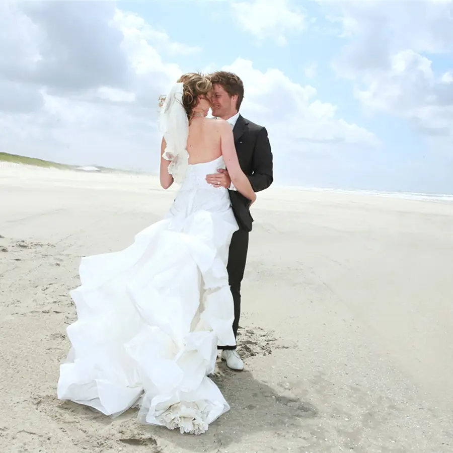 Bruidspaar aan zee