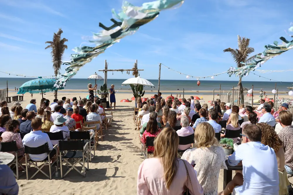 Ceremonie op het strand