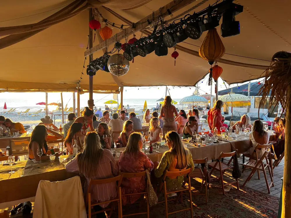 Gedekte tafel voor een feest