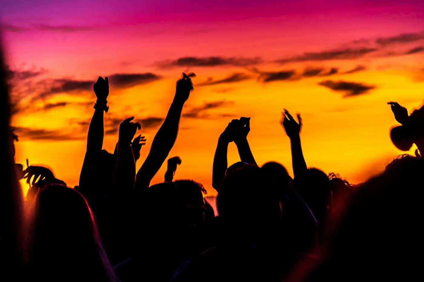 Festivalpubliek bij zonsondergang