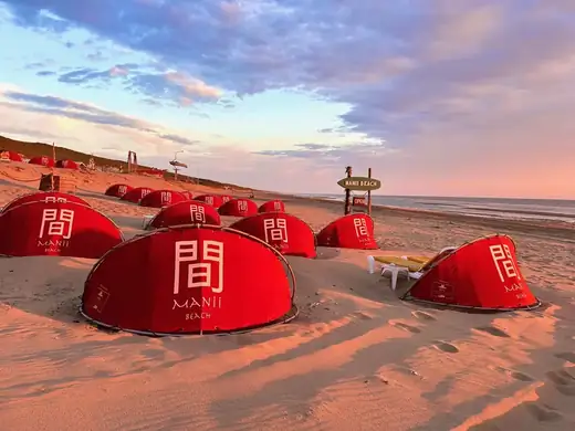 Rode koepels op het strand