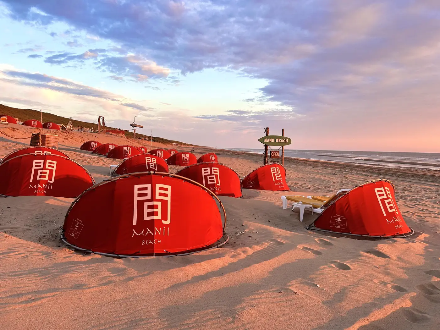 Rode koepels van Manii op het strand bij zonsondergang