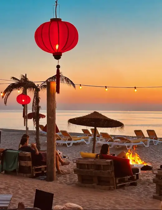 Lampions bij zonsondergang op het strand