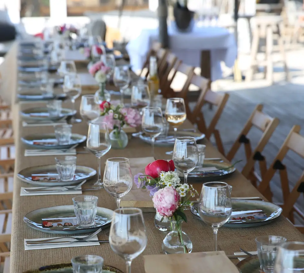 Lange tafel aan zee