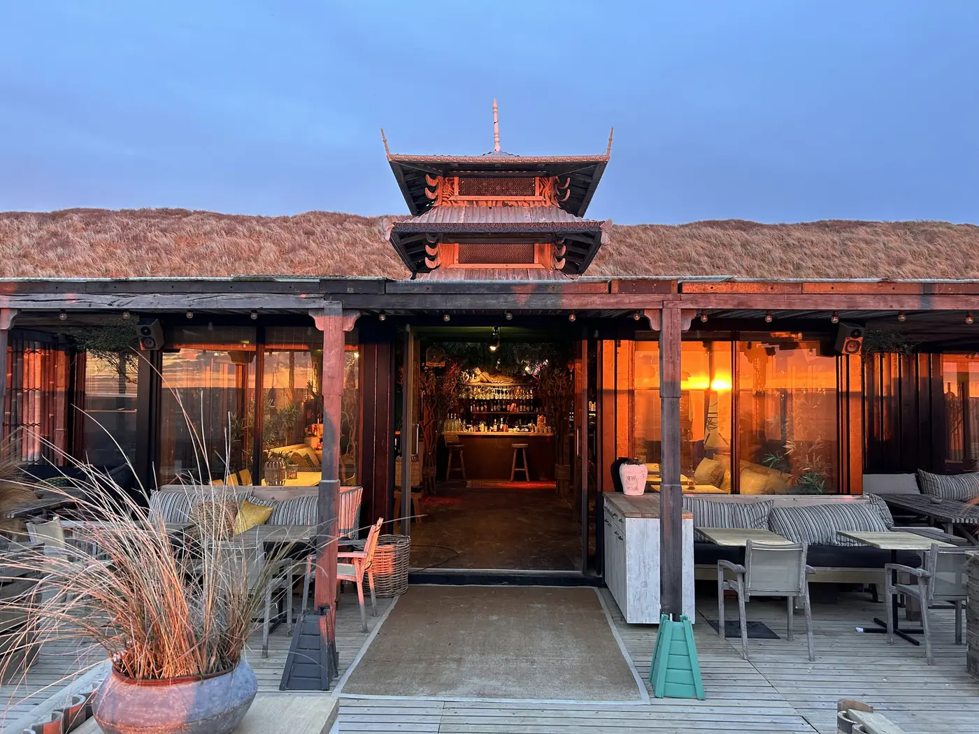 Het paviljoen van Manii Beach op het Zuidstrand