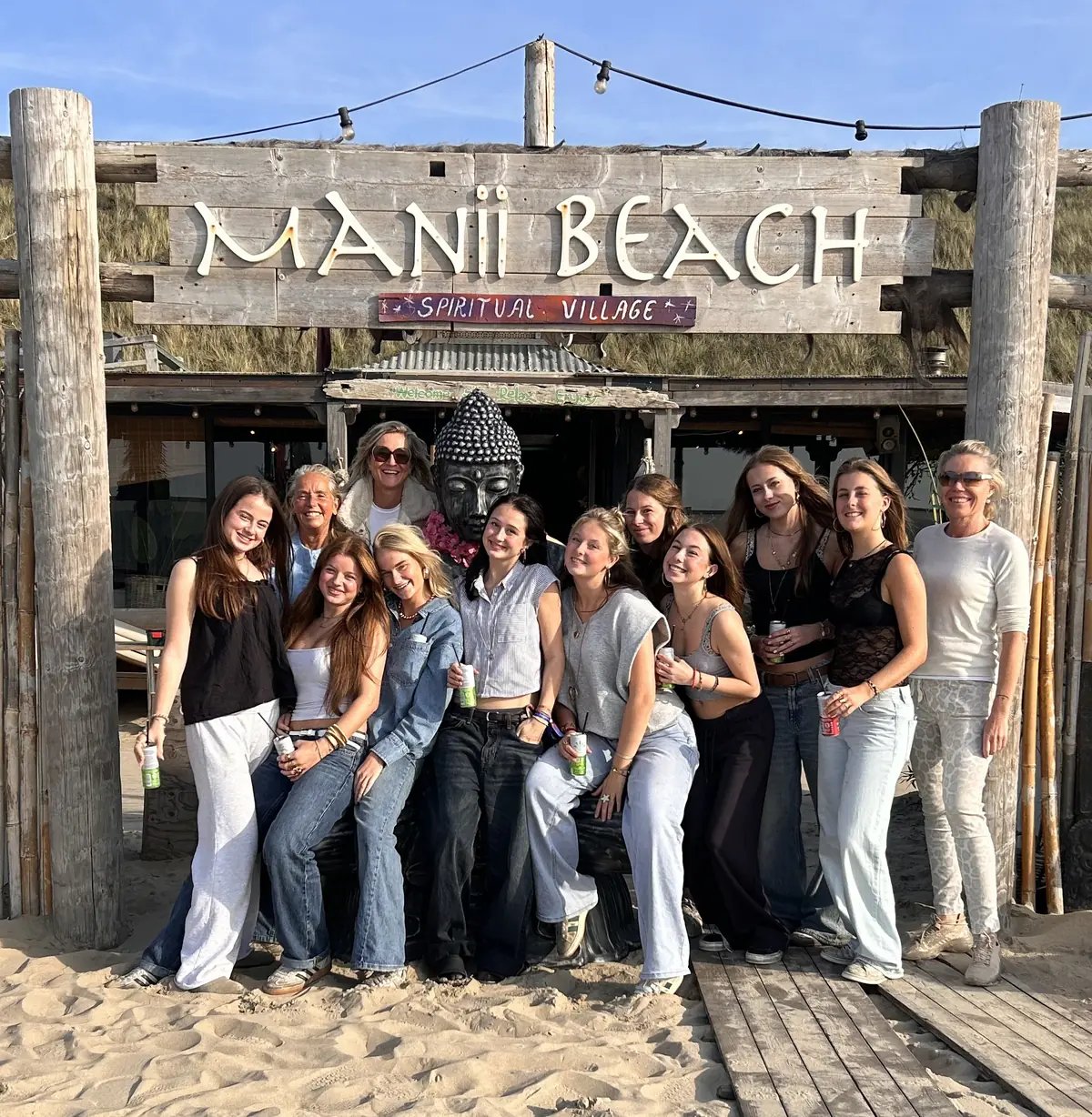 Het team van Manii Beach voor het paviljoen