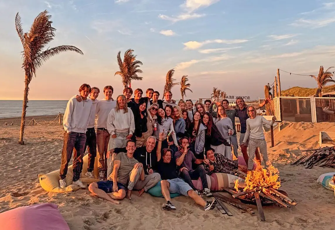 Het team van Manii Beach op het strand