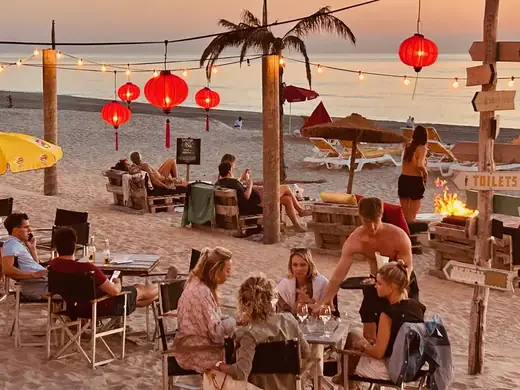 Terras met lampions aan zee