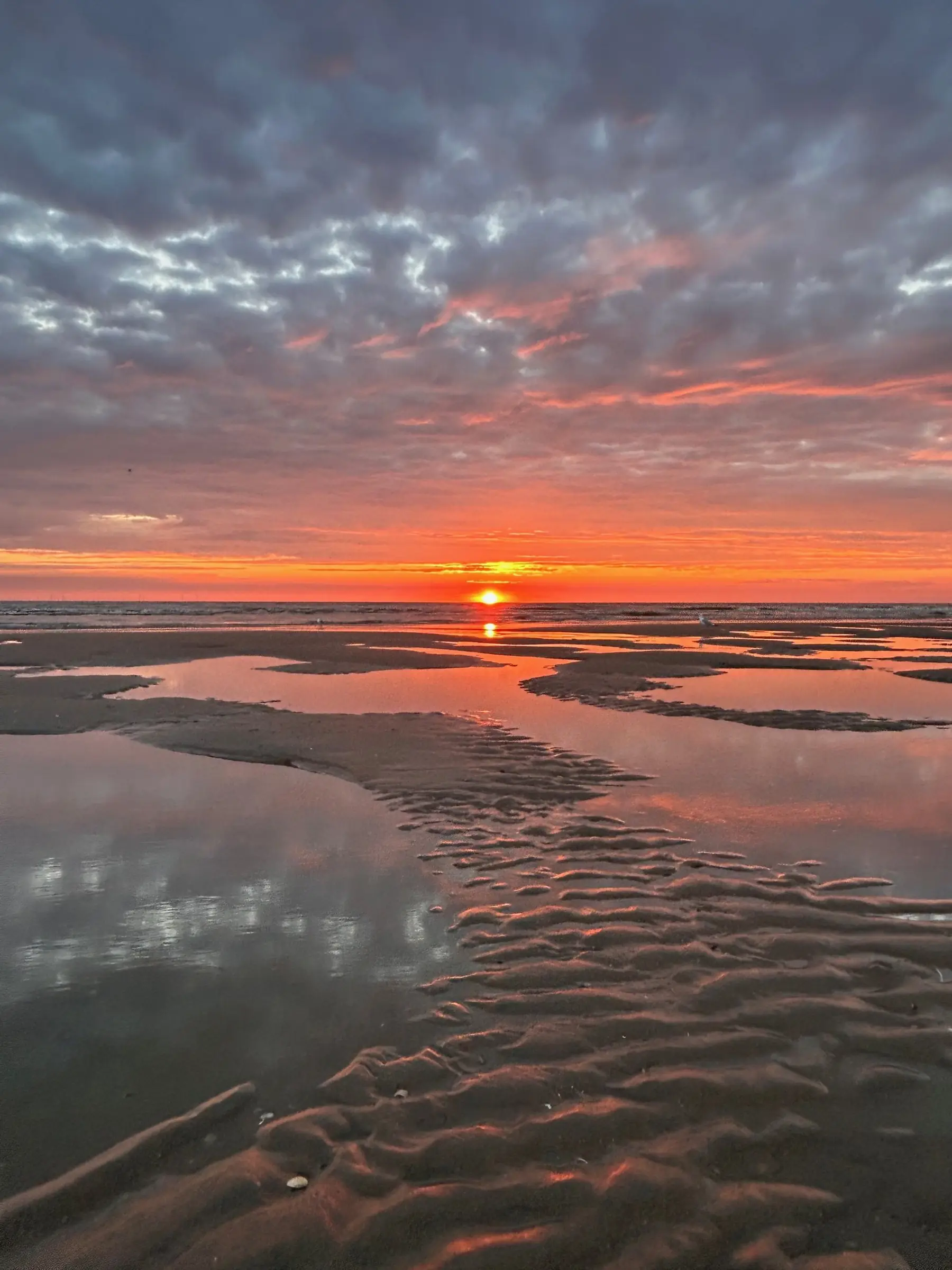 Zonsondergang boven de zee bij het Zuidstrand